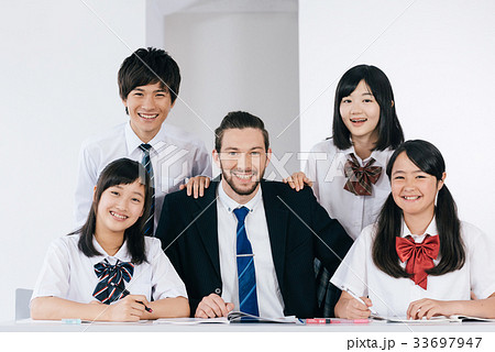 中高生と外国人教師 33697947
