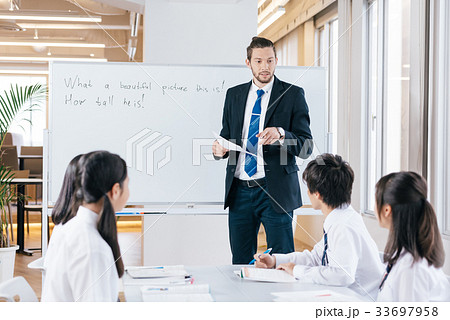 中高生と外国人教師 33697958