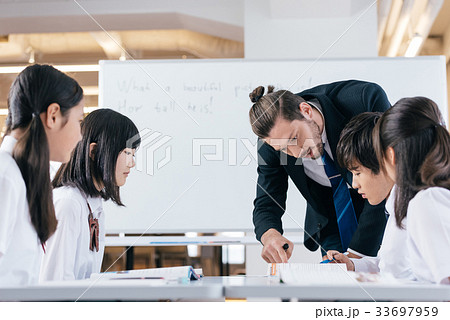 中高生と外国人教師 中高生と外国人教師 33697959