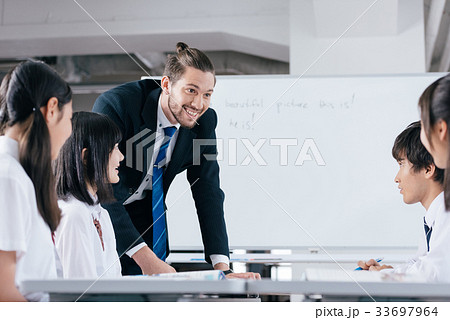 中高生と外国人教師 中高生と外国人教師 33697964