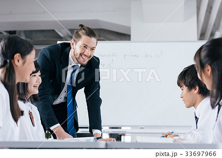 中高生と外国人教師 33697966