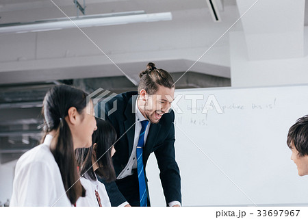 中高生と外国人教師 33697967