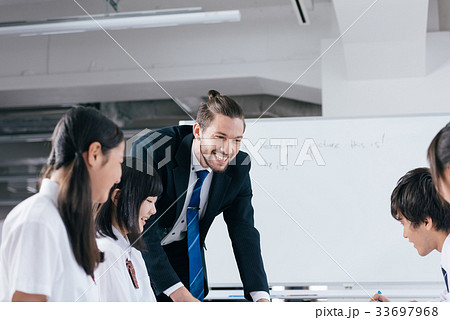 中高生と外国人教師 33697968