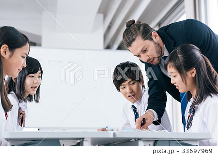 中高生と外国人教師 33697969