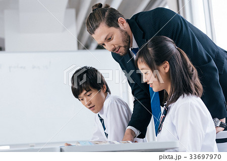 中高生と外国人教師 33697970