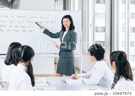 中高生と女性教師 33697973