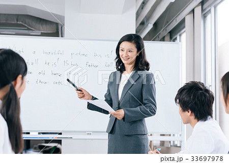 中高生と女性教師 33697978