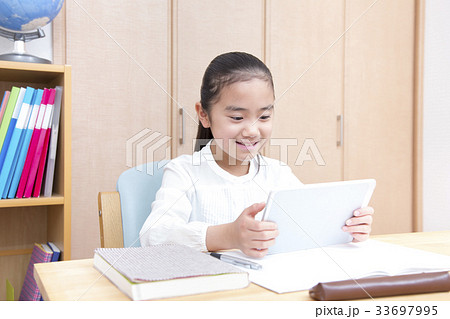 タブレットを使い勉強する女の子　小学生 33697995