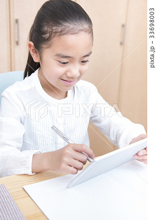 タブレットを使い勉強する女の子　小学生 33698003