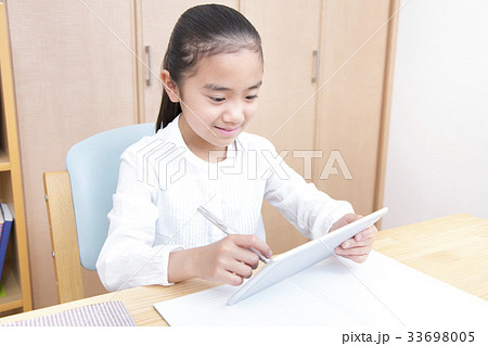 タブレットを使い勉強する女の子　小学生 33698005