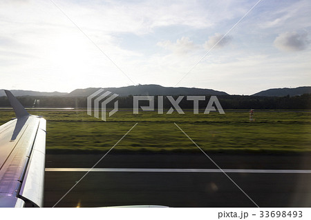 機内から見る奄美空港 33698493