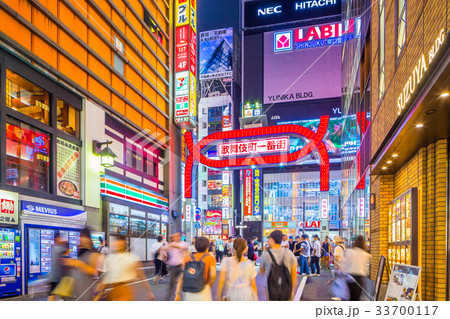 東京　新宿　歌舞伎町の夜景（歌舞伎町一番街） 33700117