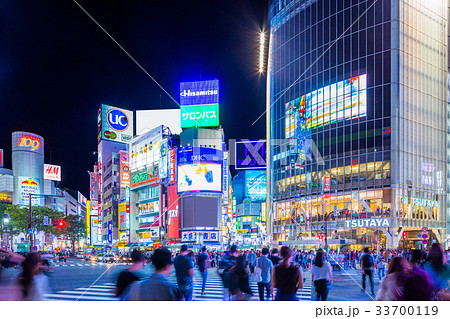 東京 渋谷 スクランブル交差点の夜景の写真素材