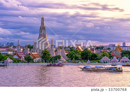 Wat Arun Temple in bangkok thailand at sunset. 33700768