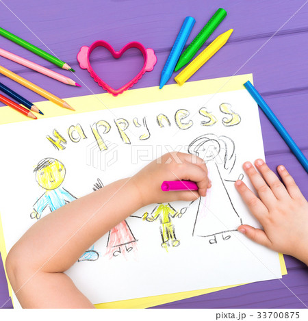 The child paints a sketch of the family 33700875