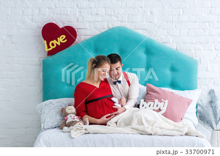 Couple lying on bed 33700971