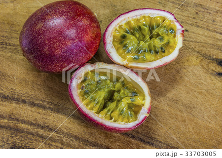 Passiflora foetida fruit 33703005
