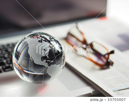 ガラスの地球とビジネスイメージ 33703007