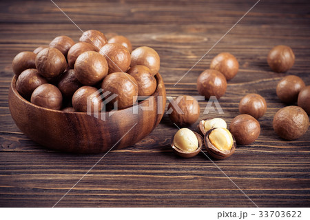 macadamia nuts 33703622