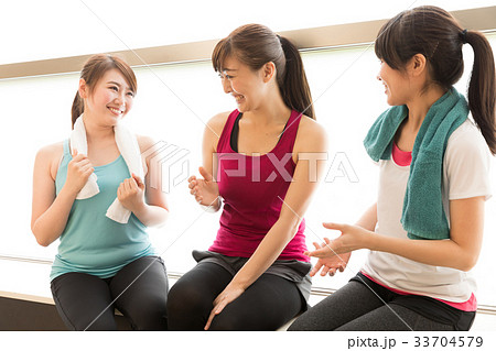 更衣室でリラックスする女性 33704579