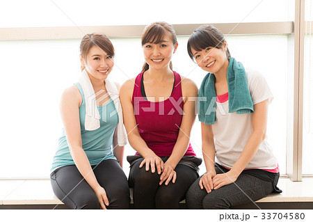 更衣室でリラックスする女性 更衣室でリラックスする女性 33704580
