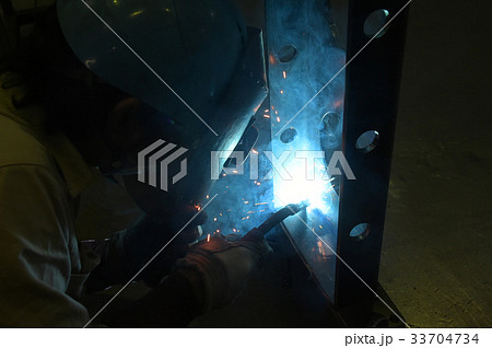 溶接作業の職人さん 33704734