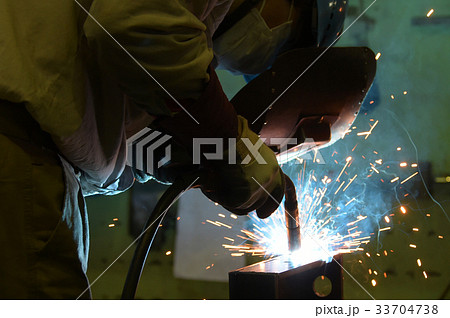 溶接作業の職人さん 33704738