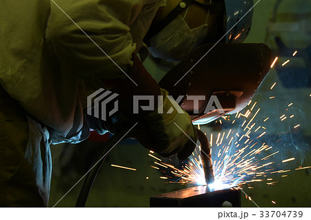 溶接作業の職人さん 33704739