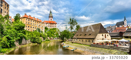 View of Cesky Krumlov town, a UNESCO heritage site View of Cesky Krumlov town, a UNESCO heritage site 33705020