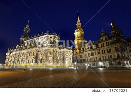 シアタープラッツを通過するトラムの残像（ドイツ・ドレスデン） 33706021