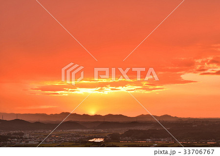 にわか雨直前の朝焼け 33706767