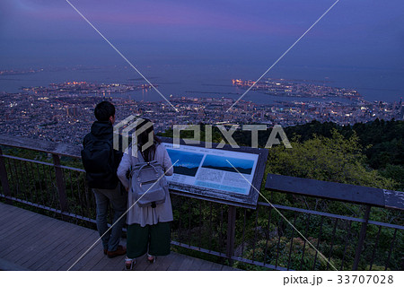 神戸 摩耶山からの夜景 展望台 掬星台から眺めるカップル 神戸 摩耶山からの夜景 展望台 掬星台から眺めるカップル 33707028