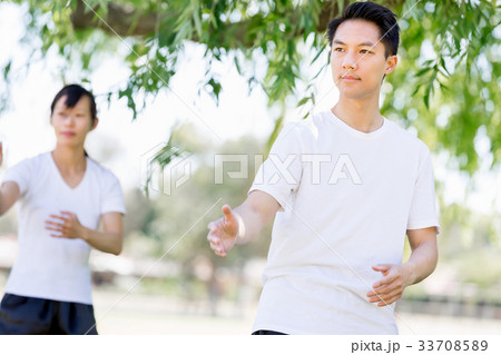 People practicing thai chi in park 33708589