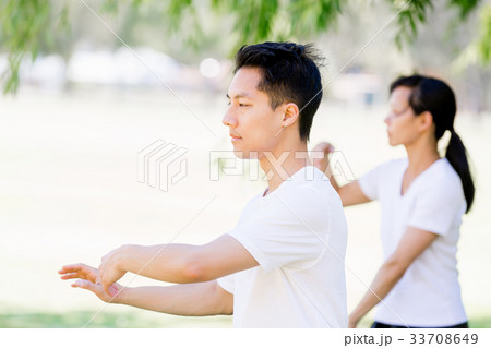 People practicing thai chi in park 33708649