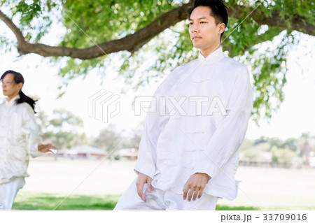People practicing thai chi in park 33709016