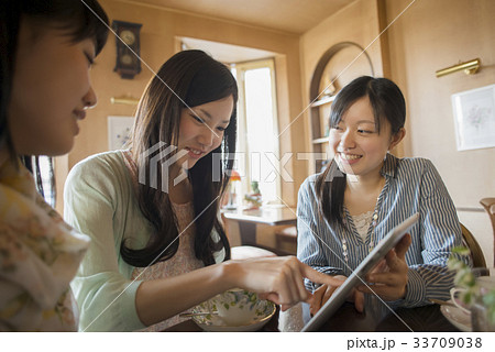 タブレットを見る3人の女性 33709038