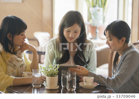 タブレットを見る3人の女性 33709046