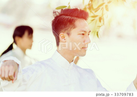 Handsome man practicing thai chi 33709783