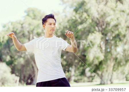 Handsome man practicing thai chi 33709957