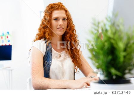 Creative business woman in office 33712449