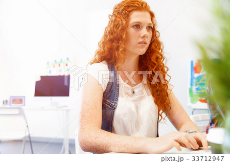 Creative business woman in office 33712947