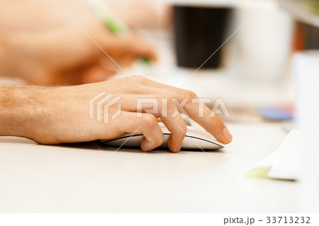 Hand holding computer mouse 33713232