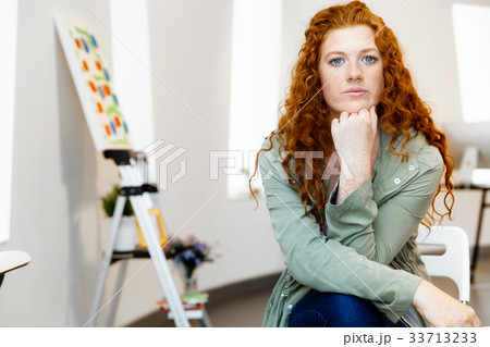 Young female artist with her picture 33713233