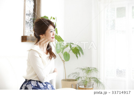 部屋でくつろぐ女性 33714917