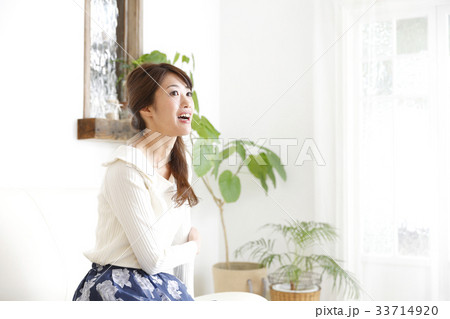 部屋でくつろぐ女性 33714920