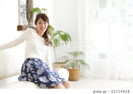 部屋でくつろぐ女性 33714928