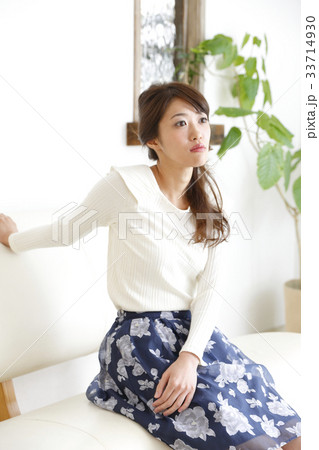 部屋でくつろぐ女性 33714930