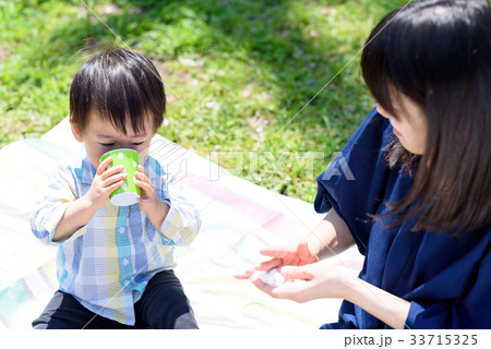 楽しいピクニックのランチ お茶を飲むの写真素材