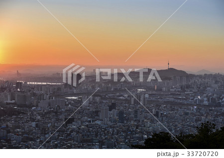 高層ビル 日の出 景色 33720720