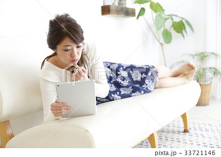 部屋でくつろぐ女性 部屋でくつろぐ女性 33721146